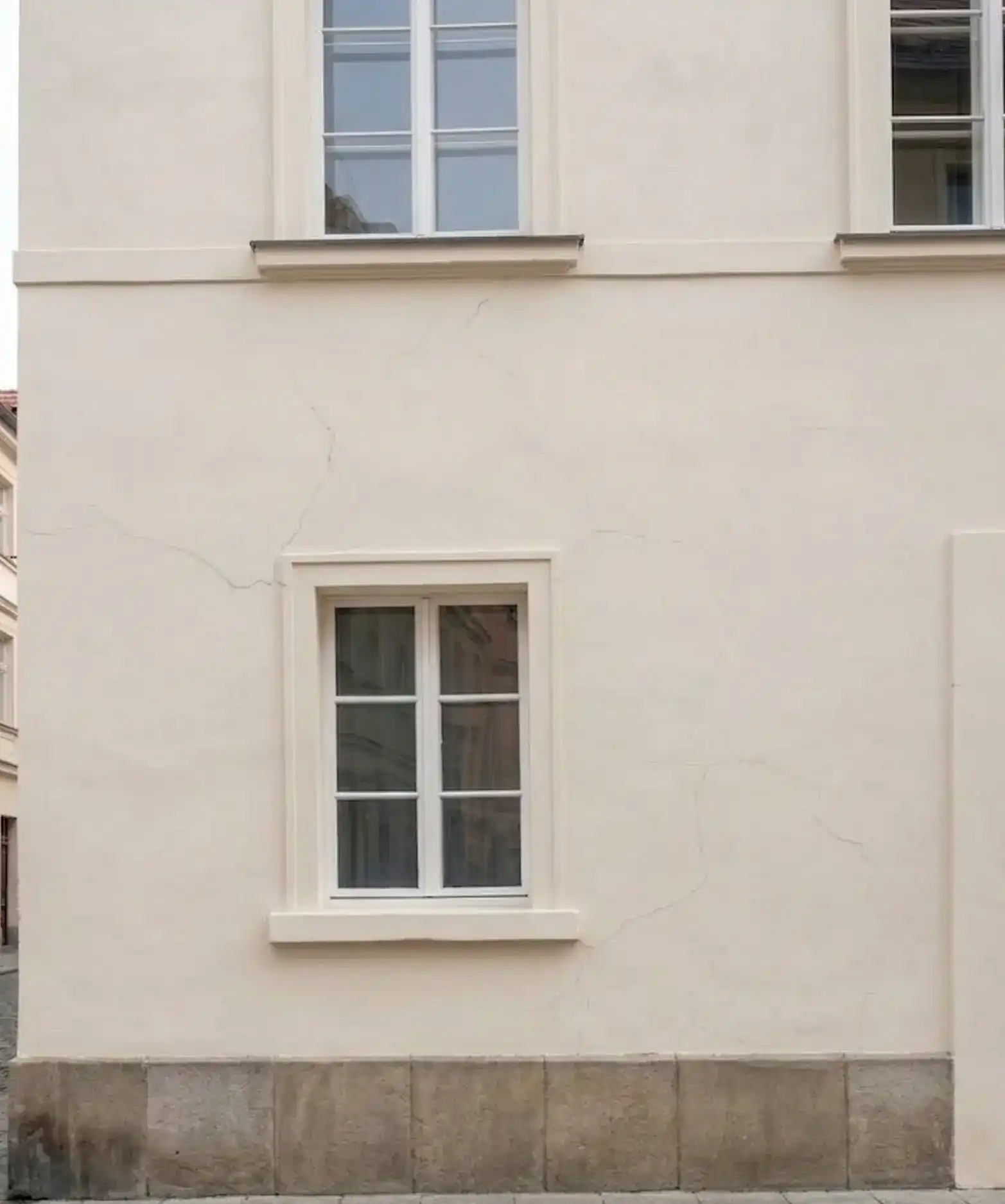 Strahlend weiße, gereinigte Hausfassade nach der professionellen Algenentfernung durch Brand Sanierungen in NRW.