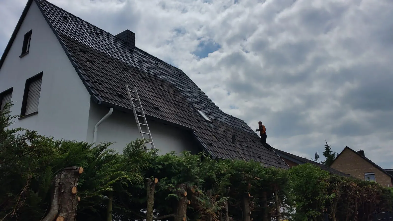 Professionelle Dachsanierung in NRW durch Brand Sanierungen: Fachmännische Dachreinigung und langlebige Dachbeschichtung für Häuser in ganz Nordrhein-Westfalen zur Wertsteigerung der Immobilie.