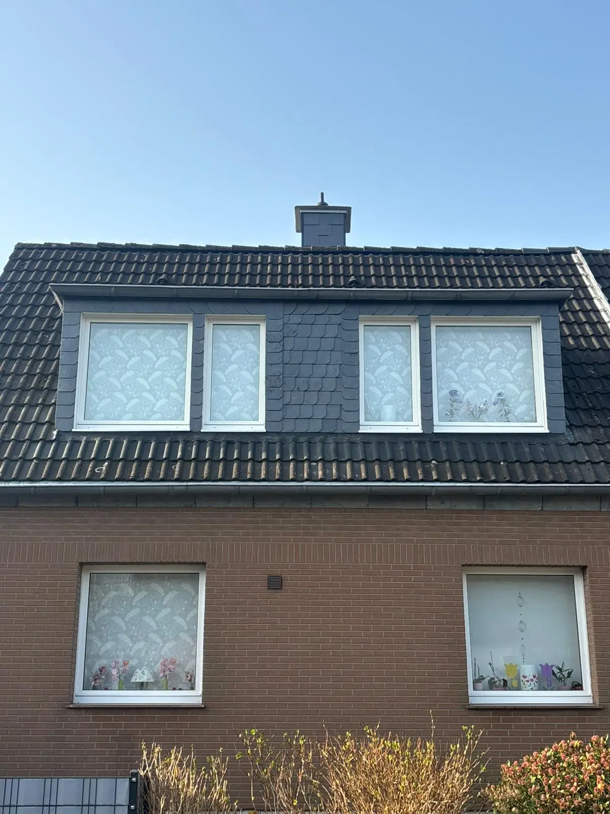 Fassadensanierung NRW Nachher: Frisch verputzte und hellgrau gestrichene Fassade - das saubere Ergebnis einer professionellen Sanierung in Nordrhein-Westfalen.