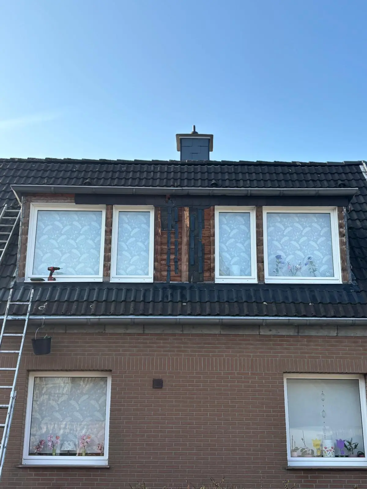 Fassadenreinigung NRW Vorher: Stark verschmutzte Hausfassade mit unansehnlichen Betonabschnitten vor der Sanierung durch unseren Fachbetrieb.