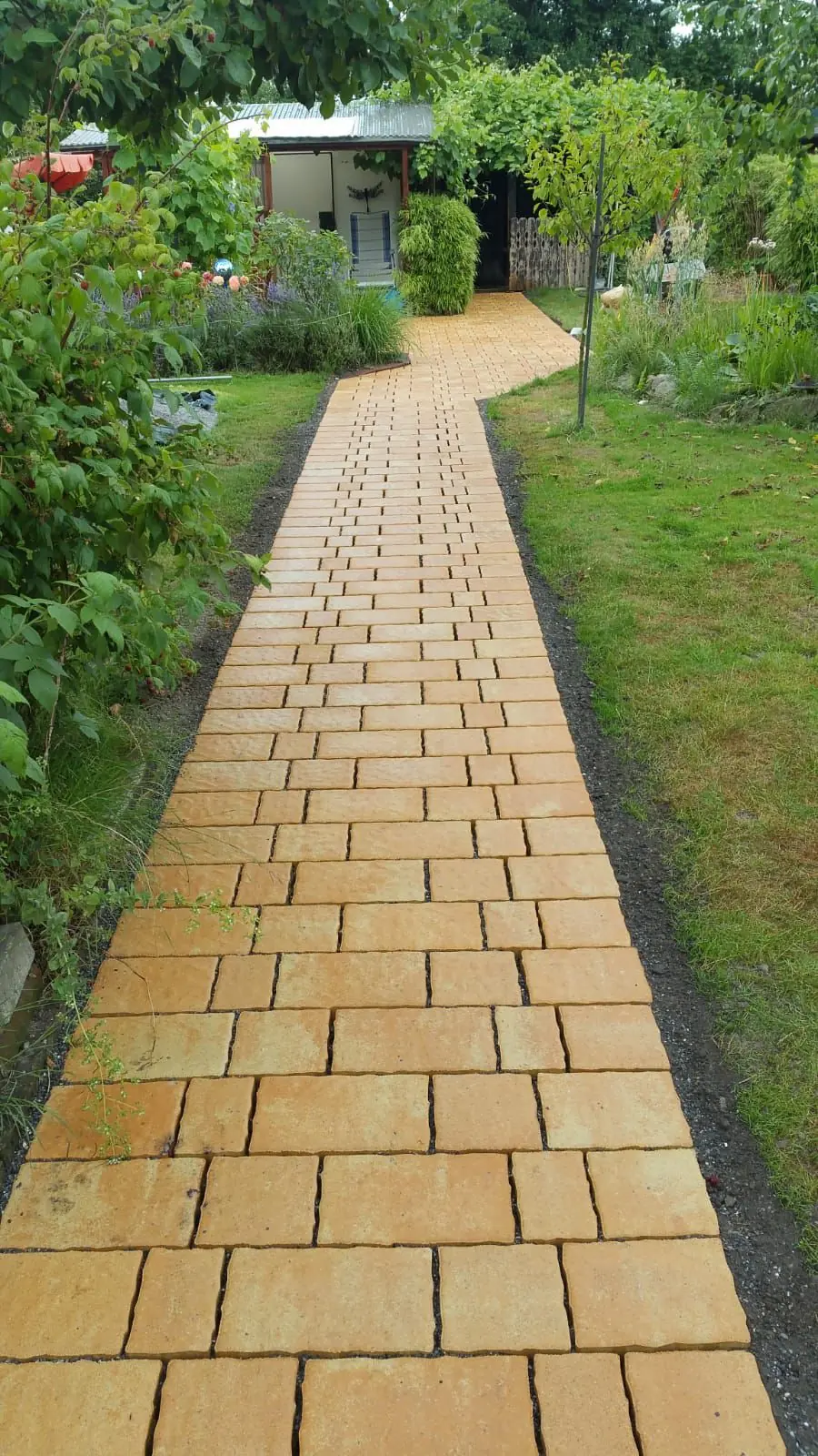 Steintechnik NRW Nachher: Fachmännisch angelegter, hellbeiger Pflasterweg - sauber verlegt für eine dauerhaft gepflegte Optik.