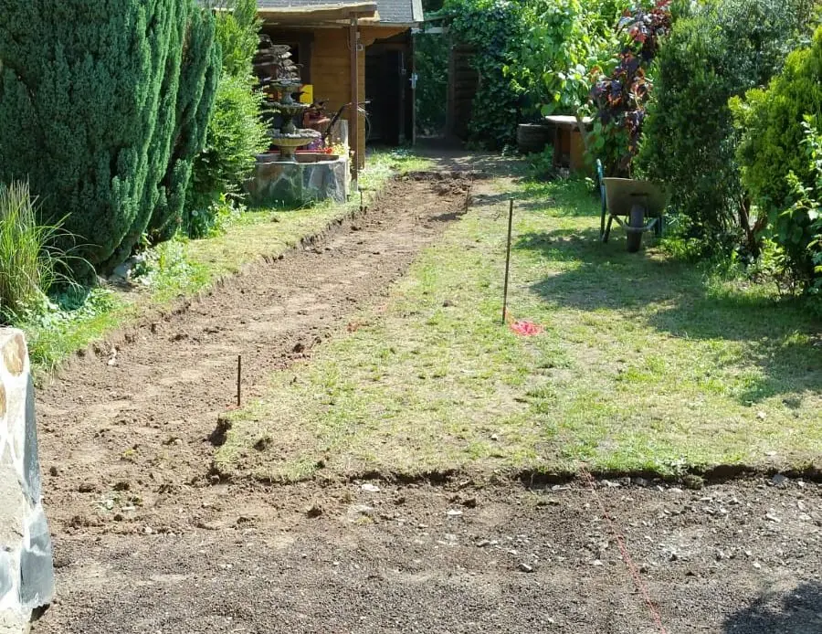 Terrassenbau NRW Vorher: Veralteter Rasenbereich und unbefestigte Zone vor der Neugestaltung der Steinterrasse.