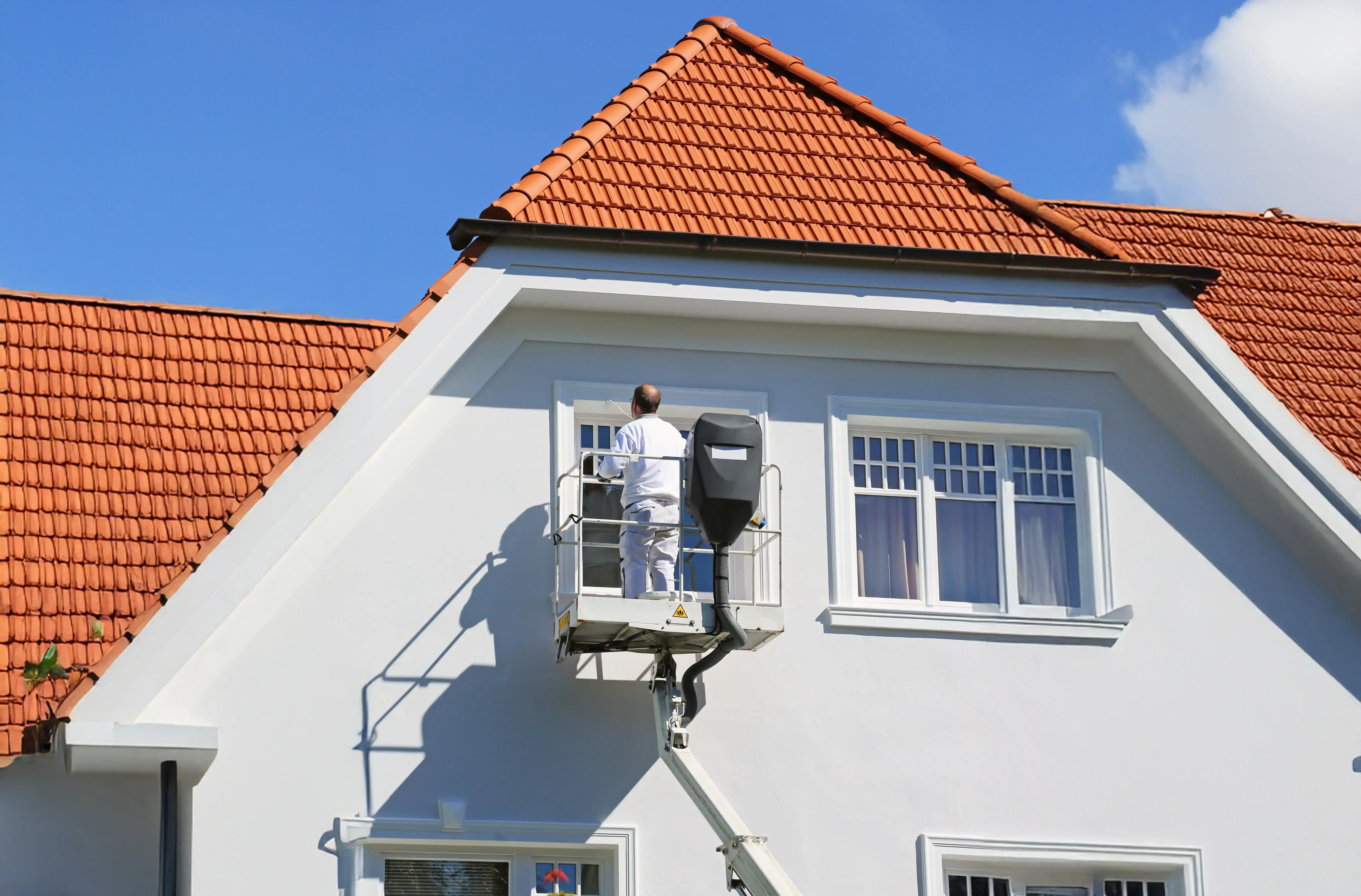 Gründliche Fassadenreinigung und Fassadensanierung in NRW zur restlosen Entfernung von Algen, Moos und dunklen Umweltschmutz-Ablagerungen.